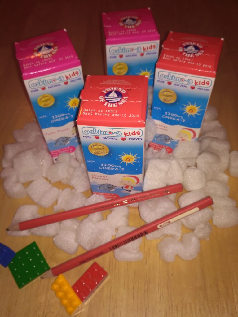 4 eskimo kids, 4 bottles of eskimo, eskimo 3 kids, pencils, lego, 